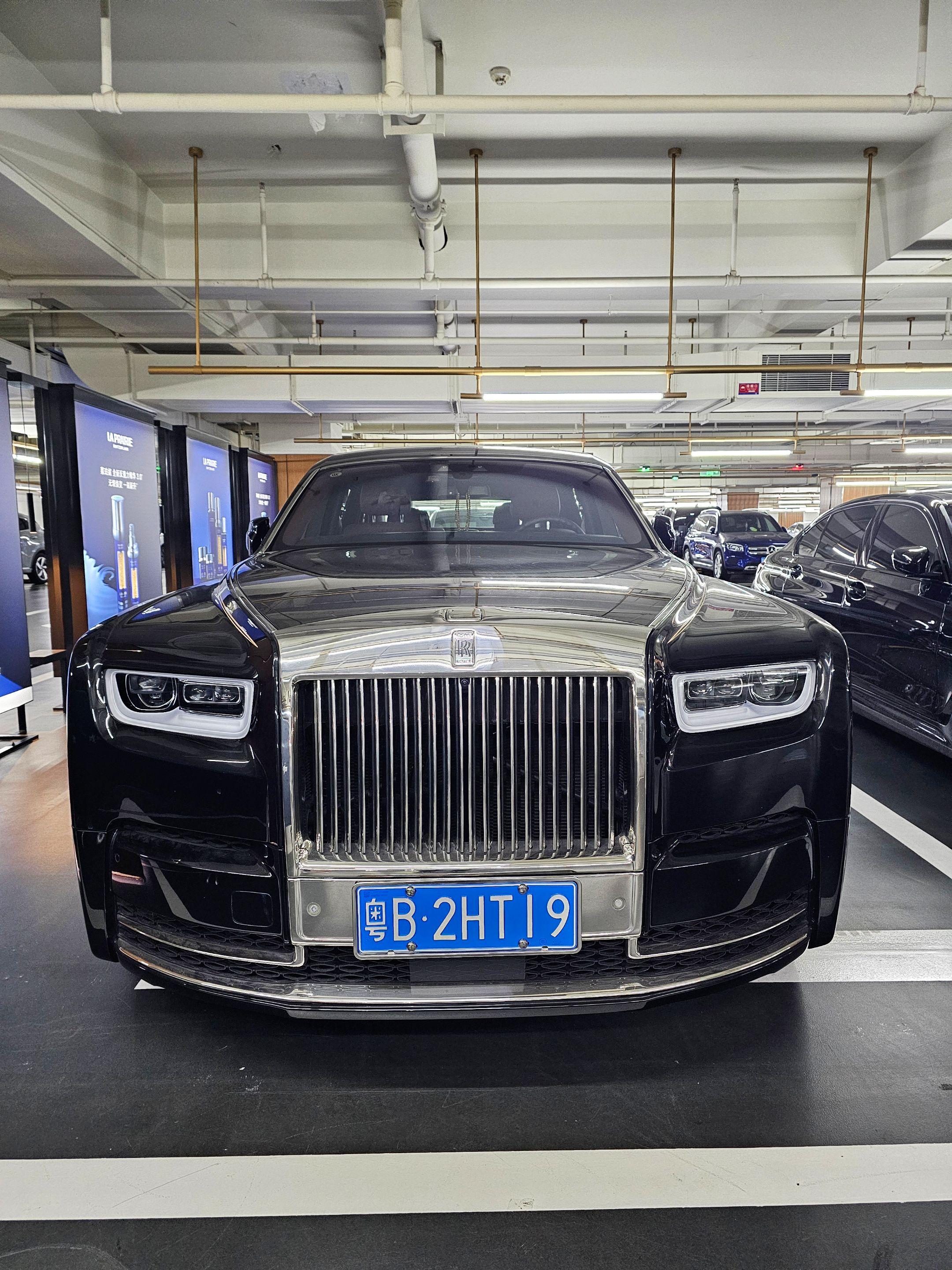 在深圳某地库偶遇顶级大佬座驾劳斯莱斯幻影八代加长，黑色外观金色双腰线和...