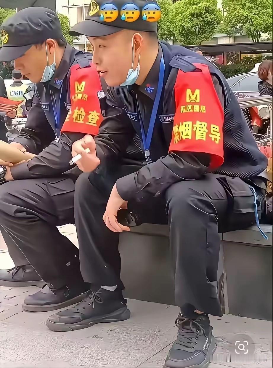 不是禁烟督导吗？自己咋还抽上了呢[呲牙]