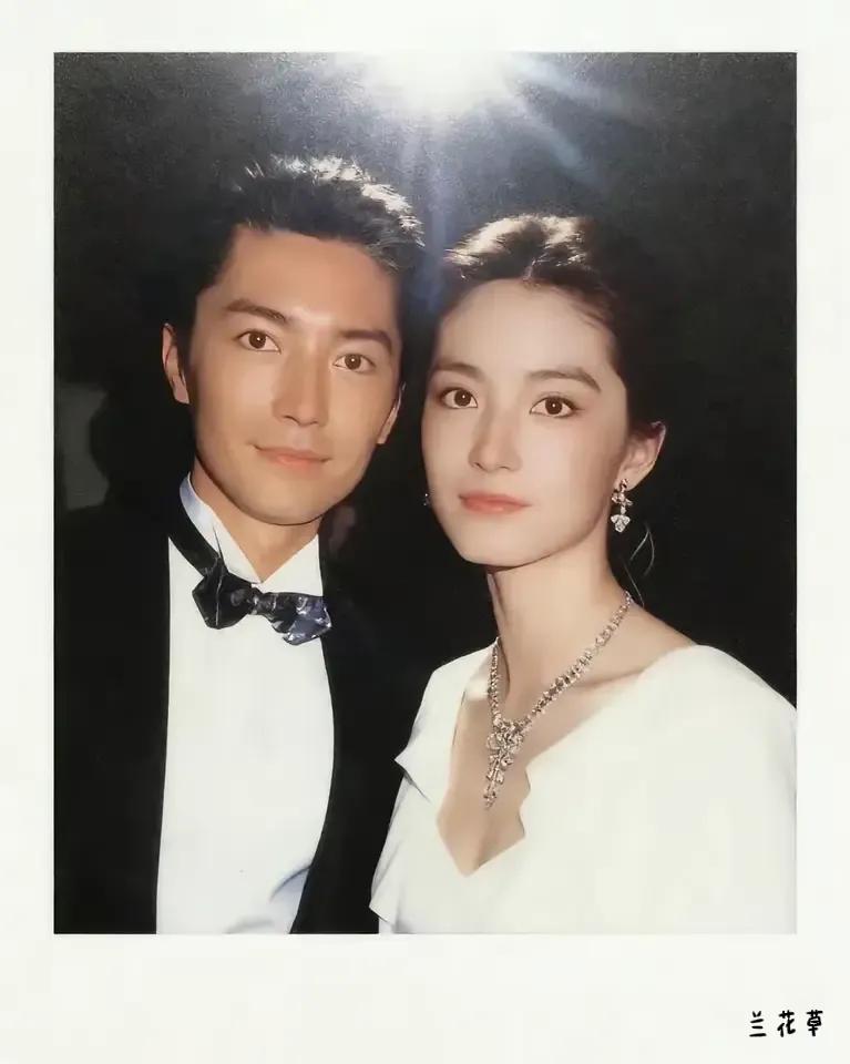这也太让人惊艳了吧？林青霞，尊龙。
一对俊男靓女，绝世无敌。每一帧画面都是美好的