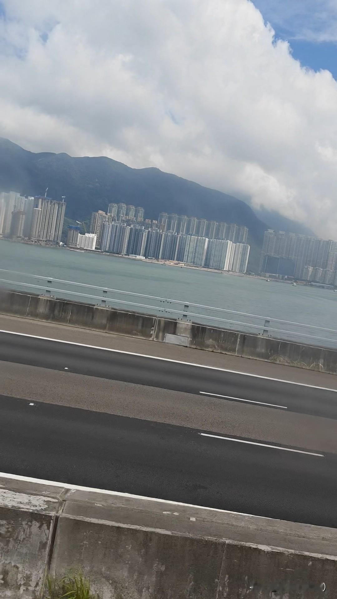香港海景房那可是备受青睐。它不仅有稀缺的海岸资源和壮丽海景，还象征着高端奢华的生