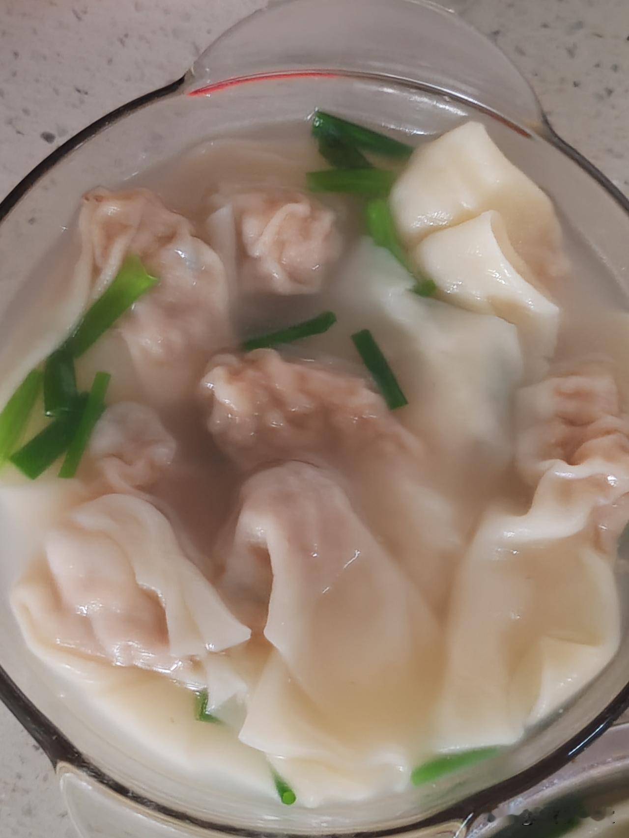 这是我今天上午擀的水饺皮和鲜肉包的水饺，你们看水平怎么样？（手机拍摄，原创作品）