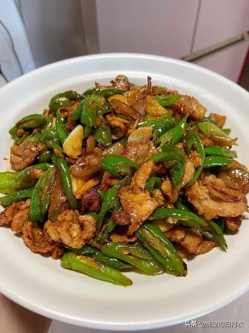 几乎所有的稍微门面大一点的饭店或者餐厅，一盘撑死天有二两猪肉的辣椒炒肉都要卖到3