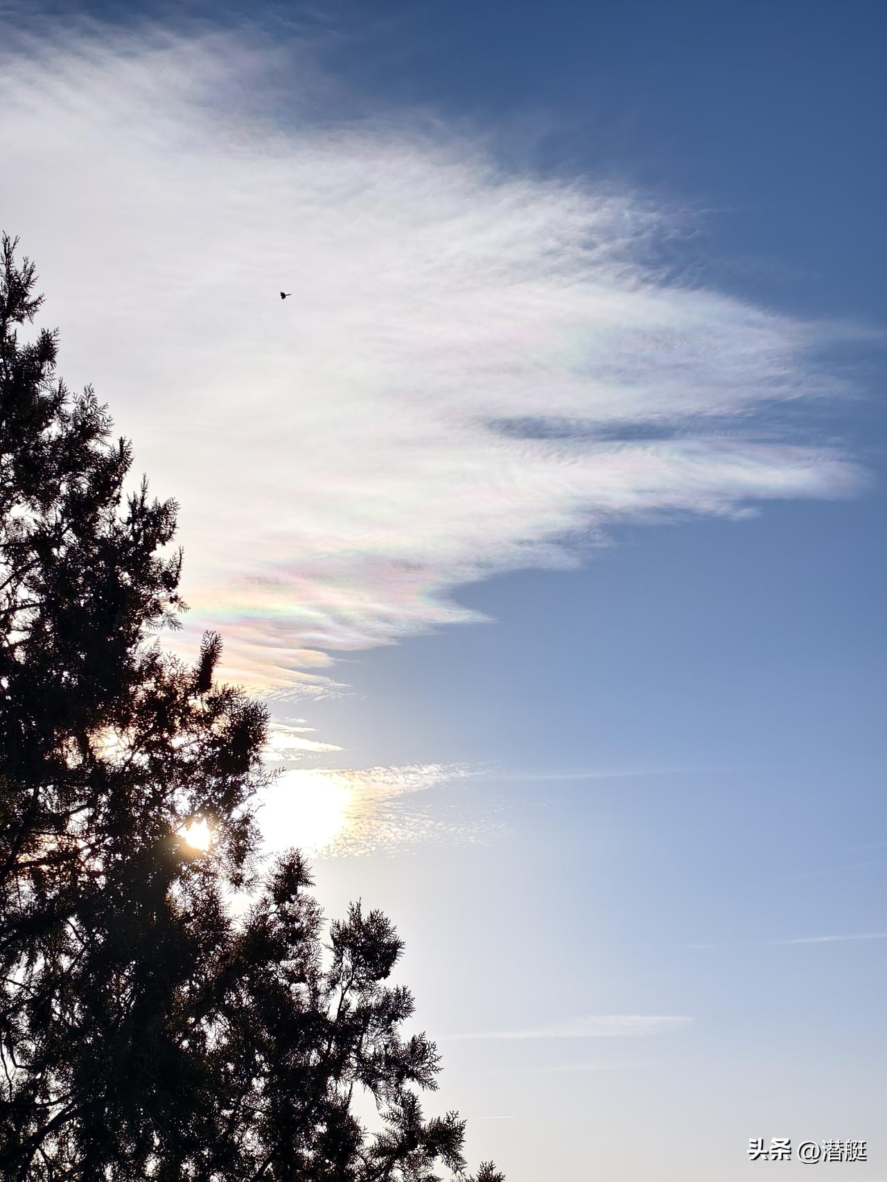 分享一张相册里随手拍的天空太阳照射下的白云，成奇彩美丽祥云，请大家欣赏！