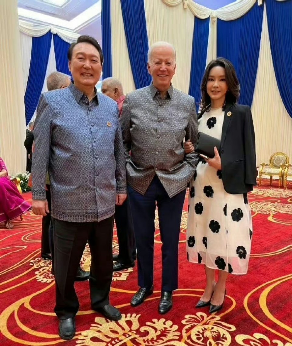 回看蒋介石夫妇和马歇尔合影！这两张照片有得一拼！
