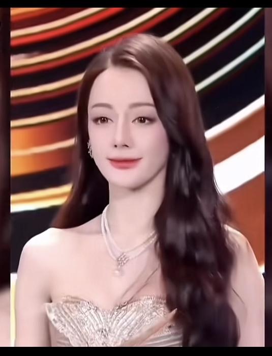 迪丽热巴为什么突然不红了？

好像也没塌房吧？感觉很久都没有迪丽热巴的消息了，好