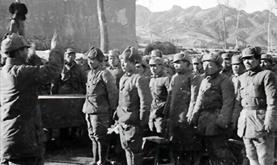 1942年，70多名八路军在寺庙里休整，一个战士半夜小便，突然睁大眼睛，高喊：“