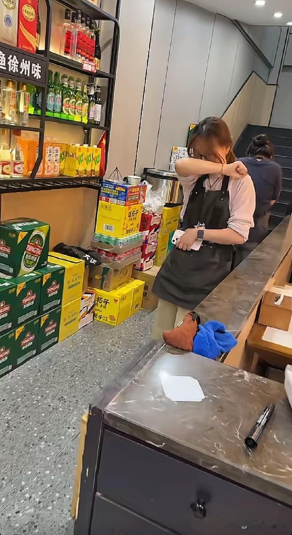 6月16日，江苏徐州。一餐馆老板今天发工资，没想到店里三个女服务员，合资给老板买