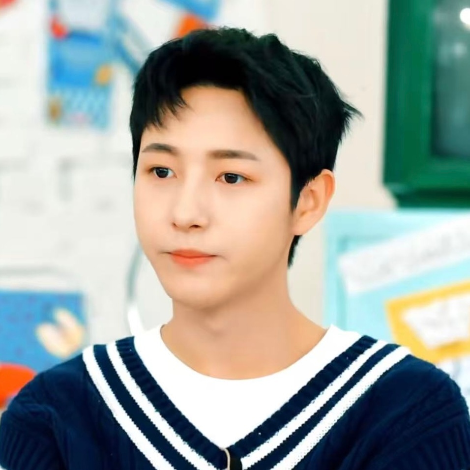 黄仁俊[超话]   hrj  黄仁俊  🤲🏻这小脸蛋必须得咬了一口 