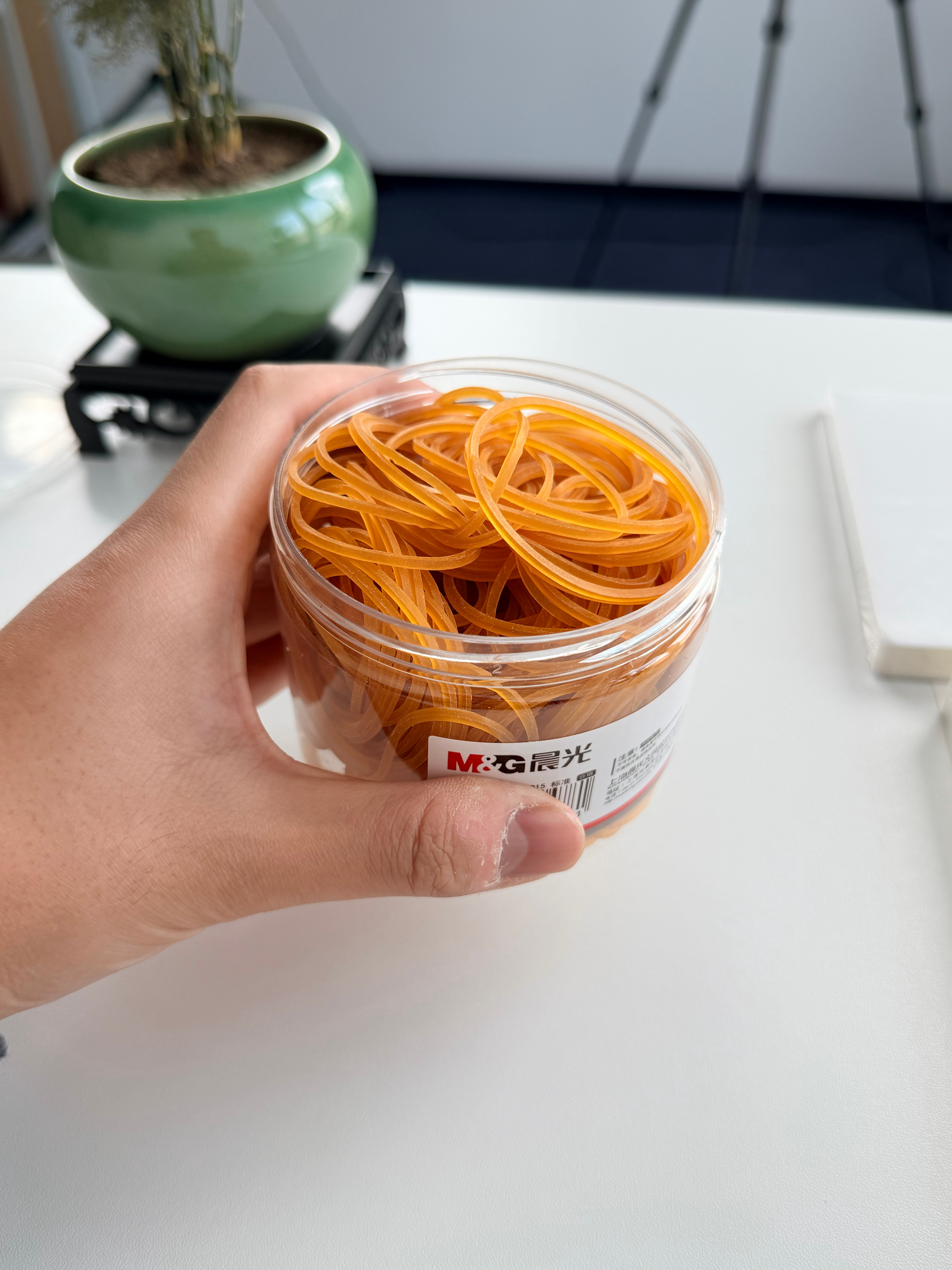 从PDD买了盒小皮筋，打开一股刺鼻的味道，超级难闻。今天敞着盖已经第三天了，刚闻