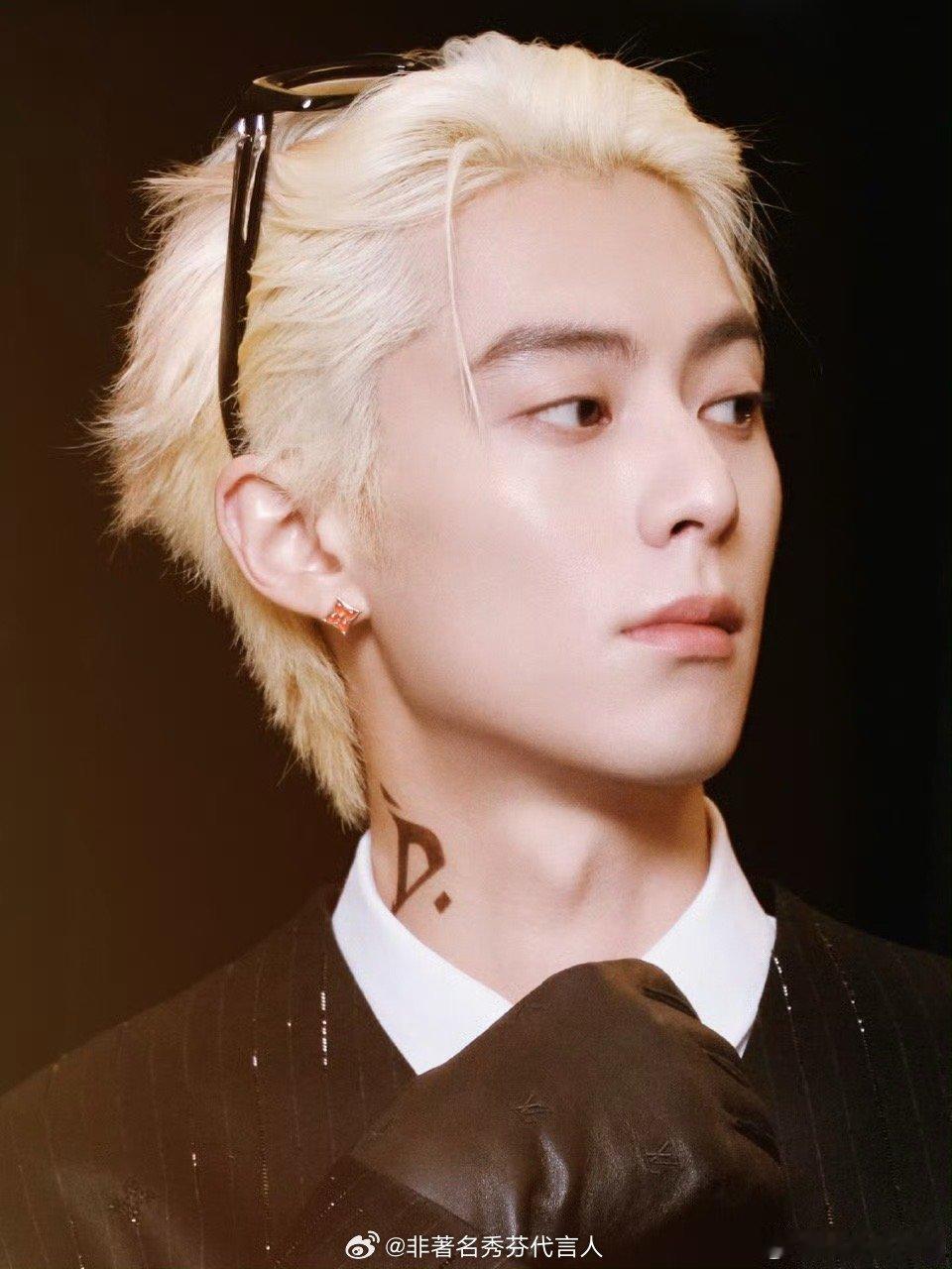 王鹤棣脖子纹身时纹的还是画上去得呀？好帅 