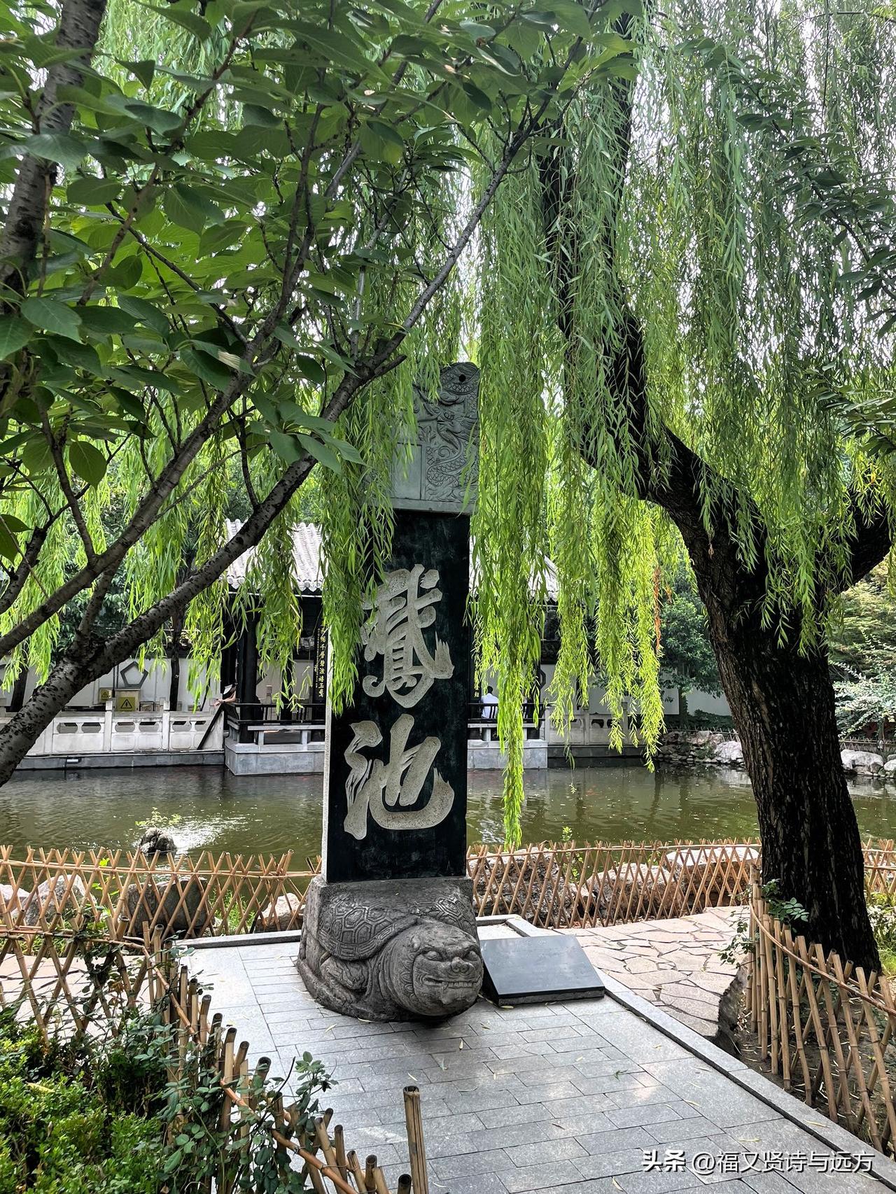 游“王羲之故居”，去“临池听墨”。

一天我自驾山东临沂，忽然间都市喧嚣的吵闹声