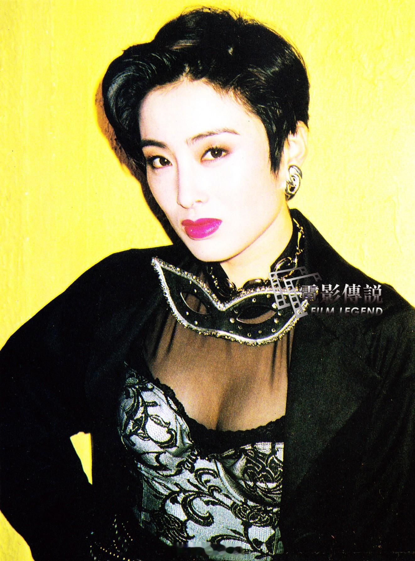 #電影傳說扫描# 1992年，#张敏# 在电影《女黑侠黄莺》中的定妆造型之一。 