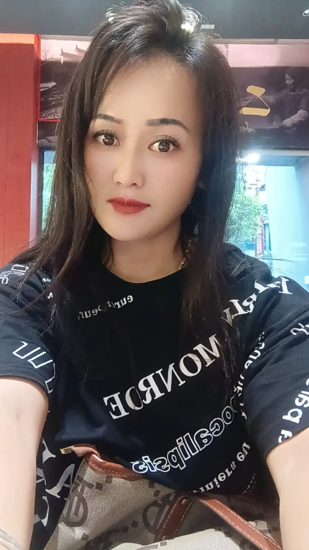有人问我，离婚后悔吗，我敢离不后悔，离婚后悔就是那些没有本事的人，别人...