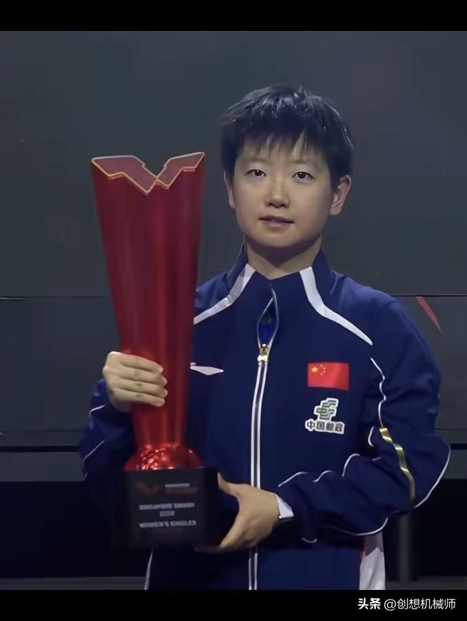 孙颖莎这次算是在新加坡“炸了场”，不是因为她的人气有多高，也不是刘国梁专程来观赛