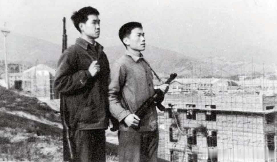 60年代中期锦江厂建厂初期就成立了民兵团，图为武装民兵在巡逻军事历史全触达