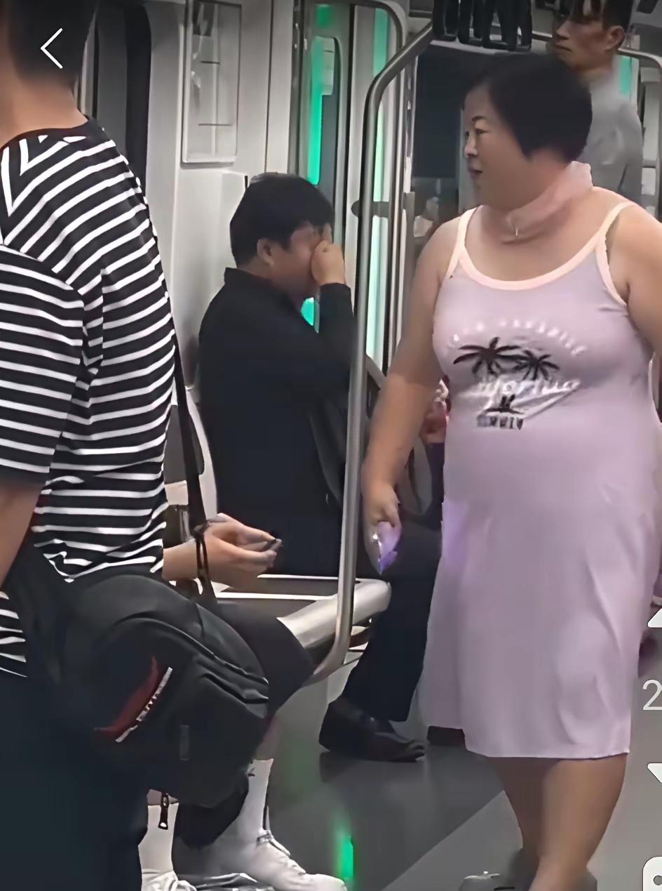 你能想象在地铁车厢里，会遭遇怎样让人瞠目结舌的场景吗？今天这位胖大妈的行为，绝对