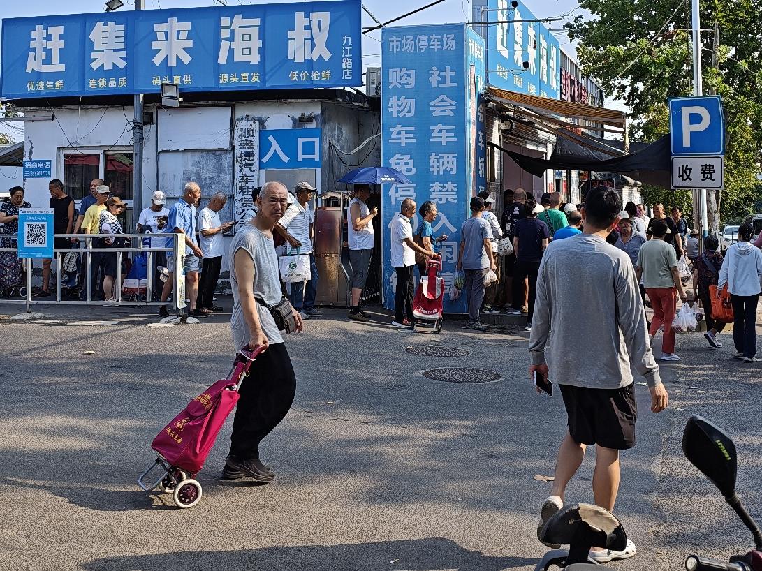 其实，人家<海叔>说了“蛤蜊”八点左右到，可俺就是个急性子的人，还是早早就到排了