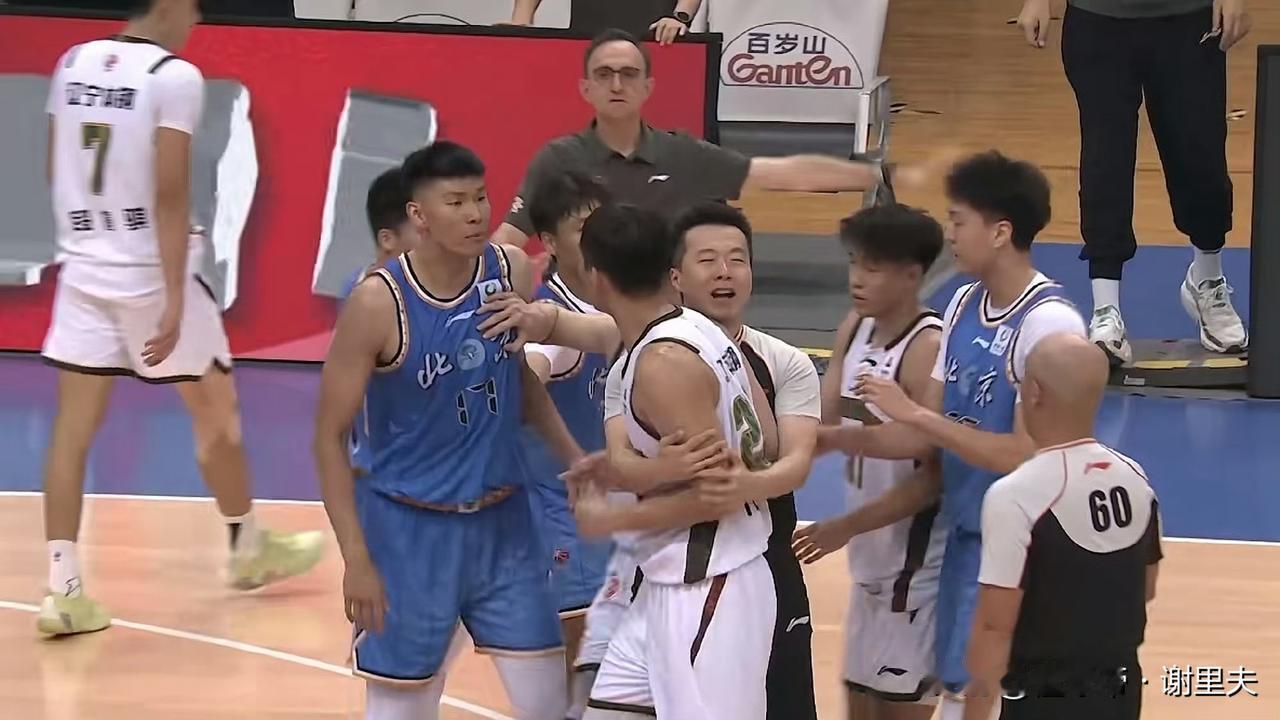 范子铭情绪失控，打急眼了，对19岁的辽篮中锋代彦龙表达不满，被双方球员和外迅速拉