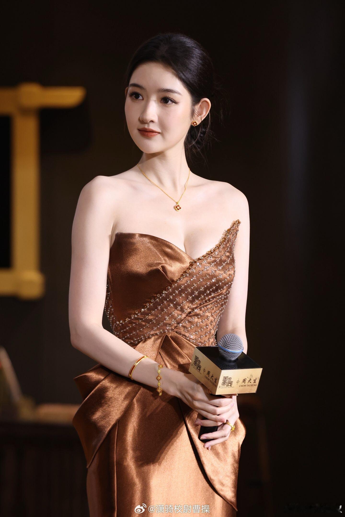 王玉雯一黑灯全是地板动作 6月19日记得来看陈菜菜 期待王玉雯的待播作品🎬 