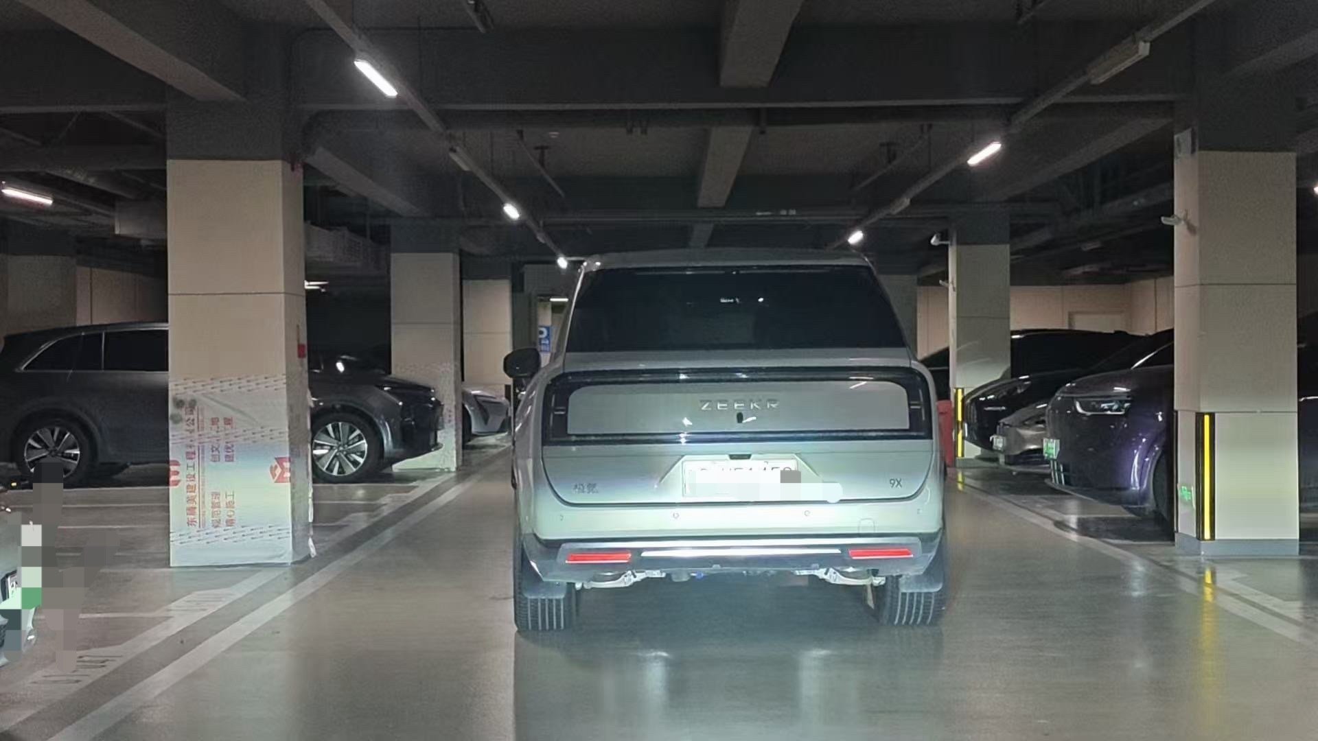我朋友业主群，极氪9X自动泊车失败 被骂了车主：相信我，我没毛病 