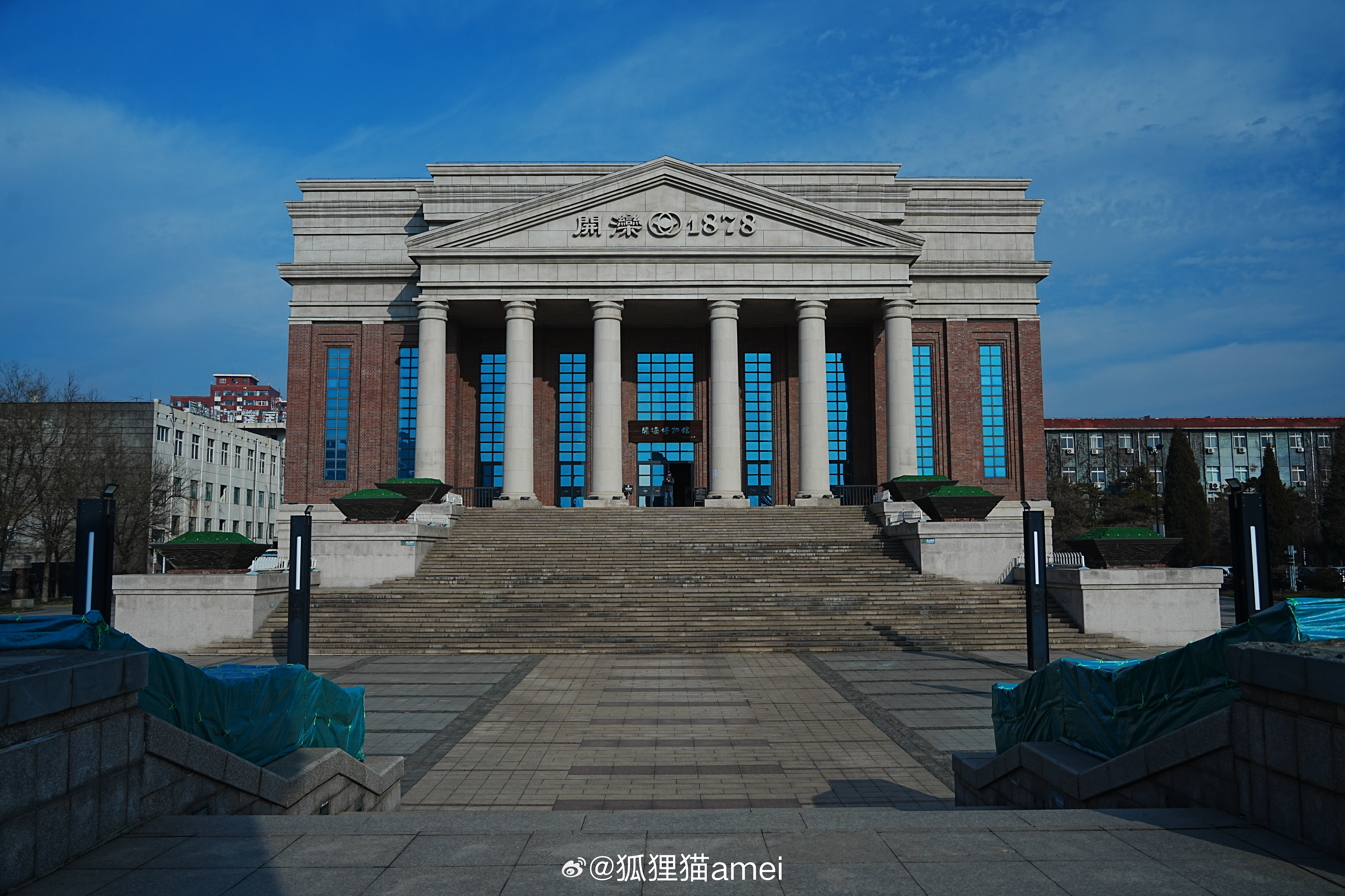 一踏入这里，仿佛开启了一场时空穿梭之旅。拍照也是超出片！工业风的硬朗线条，加上昏