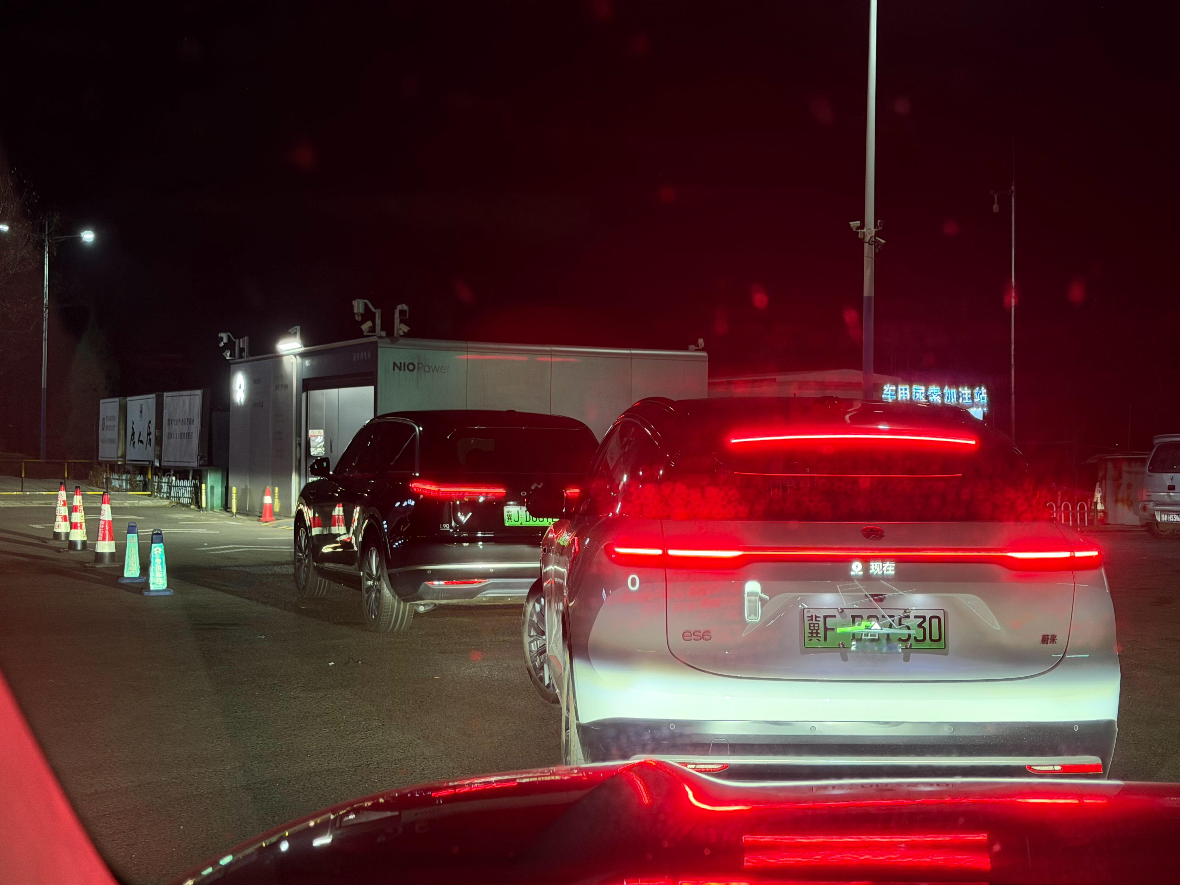 第一次遇见排队换电，京昆襄汾服务区，前面有三台车，大约等了 15 分钟，也还行吧