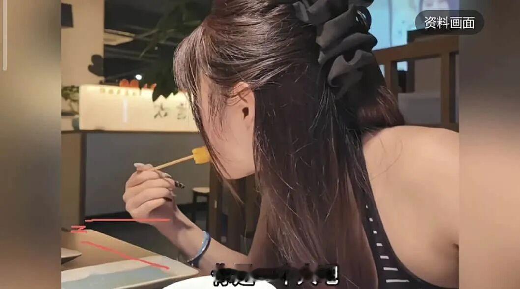 真是细思极恐啊！女子独自用餐，被服务员多次传话，说“黄总邀请你去包厢”！好家伙，