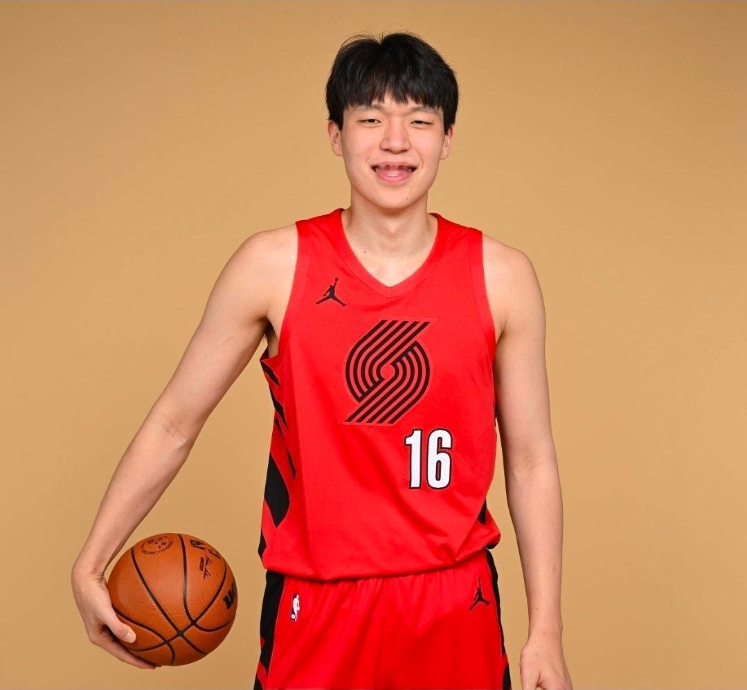 杨瀚森首次首发出战19分钟生涯新高，得到4分5篮板2助攻今日NBA常规赛，灰熊对