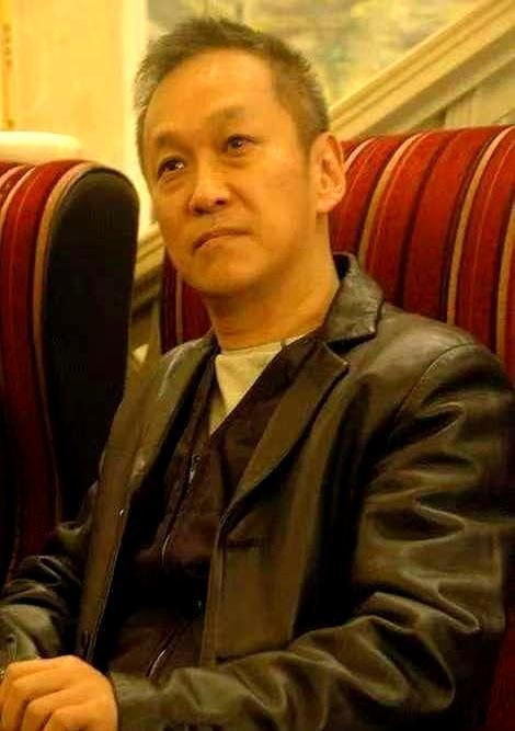 他给成龙当司机，年薪50万，8个月后直接把大哥给“炒”了。
 
陈德森在外面毕恭