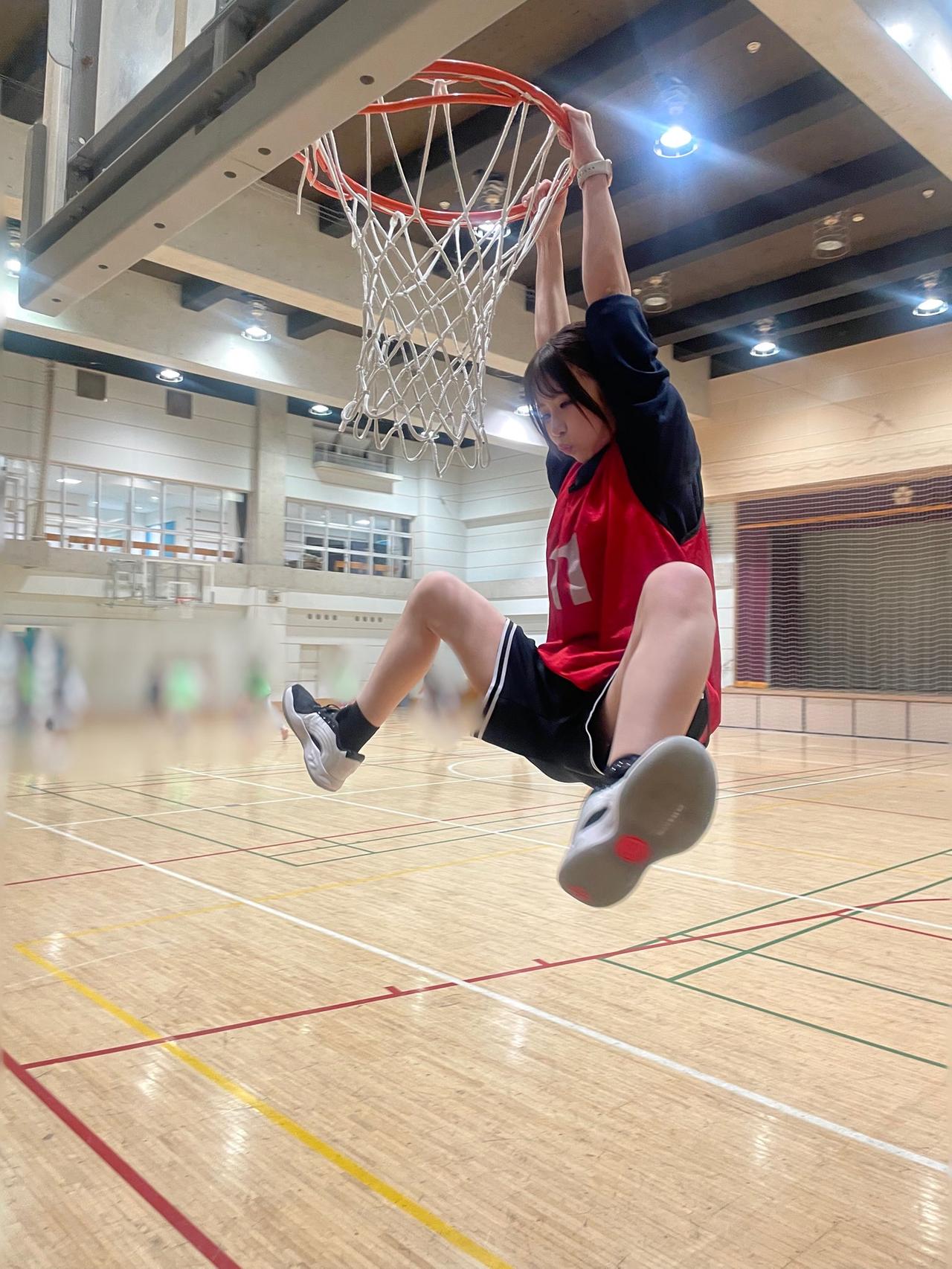 怎样的女孩才算清纯可爱？我觉得首先外表得干净清爽。比如梳着马尾，皮肤白皙，眼神清