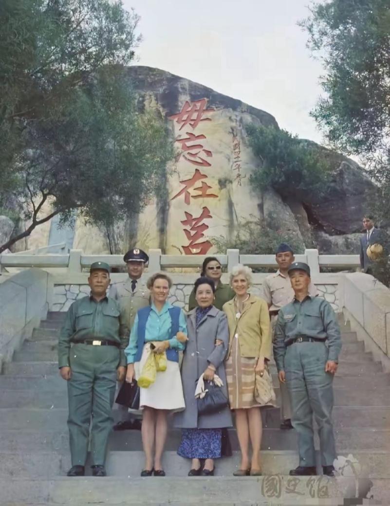 1958年尼克松担任美国副总统，携夫人帕特赴台进行高层访问，特意安排帕特登上金门