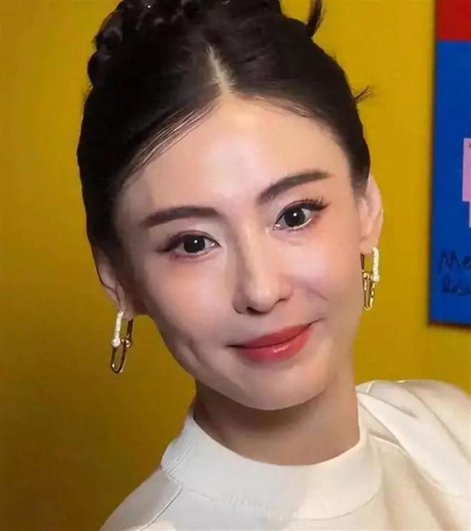 张柏芝三胎的父亲一直是个谜，真实她自己都不知道是谁的。你们瞎说什么，网上各种猜测