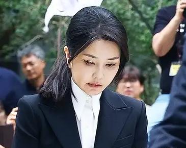 果然不出所料，李在明要整死尹锡悦的套路已凸显，那就是，先把尹的亲信死党和夫人给整