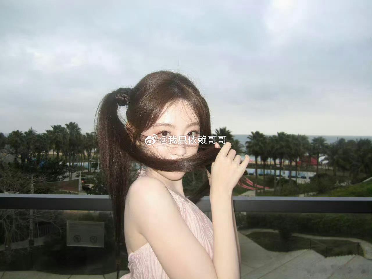 感觉她想走嫩模风格标签，她进娱乐圈好多年了，感觉还是没有找到自己的定位 