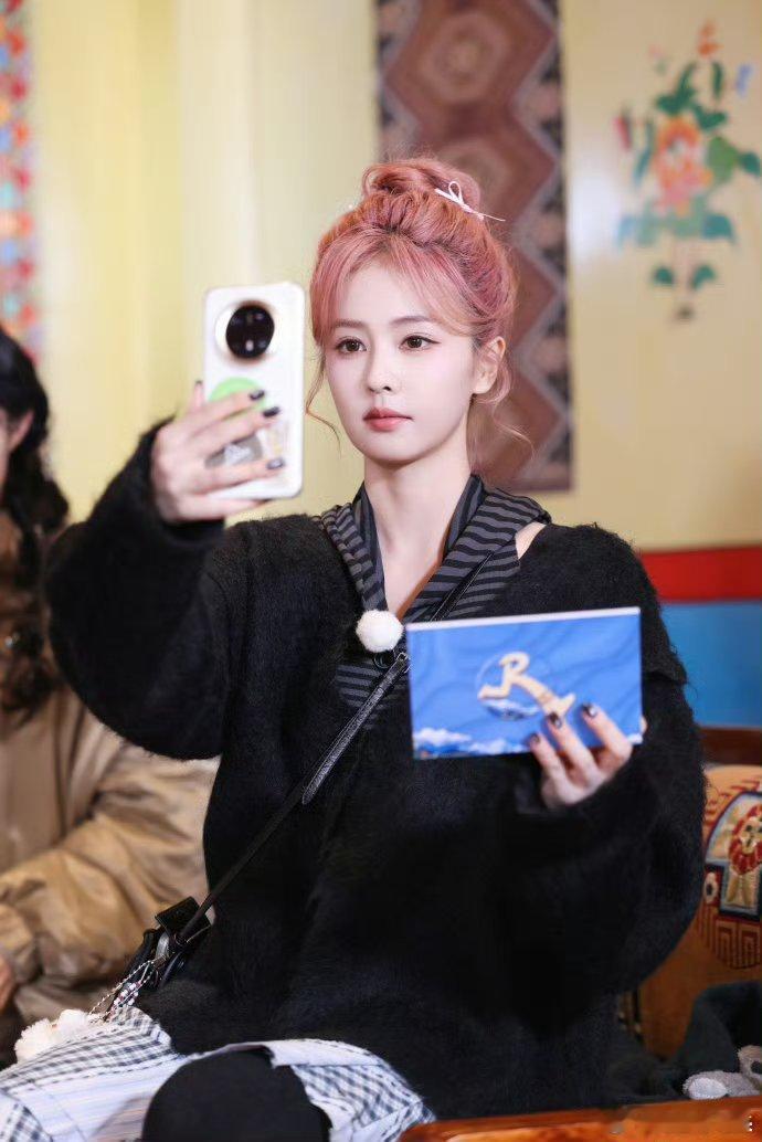 静音都能看出来白鹿在说啥看图猜字白鹿直接把答案写脸上了，边转移沙溢注意力边疯狂输