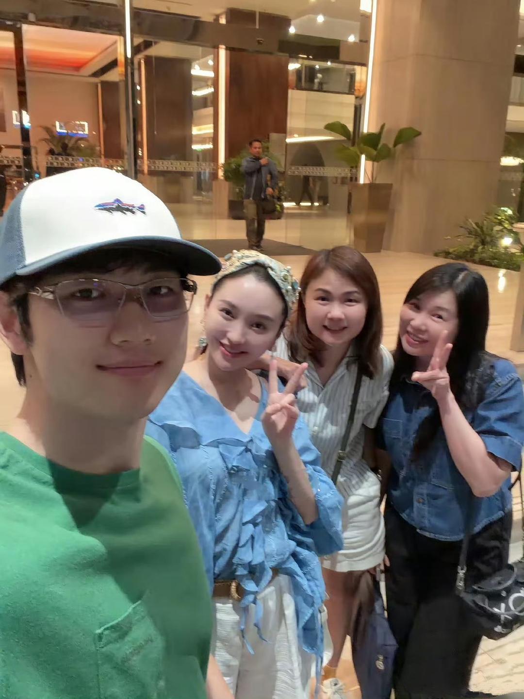 金莎带老公孙丞潇现身马来西亚与自己的闺蜜聚会。小老公孙丞潇拿着手机自拍，44岁金
