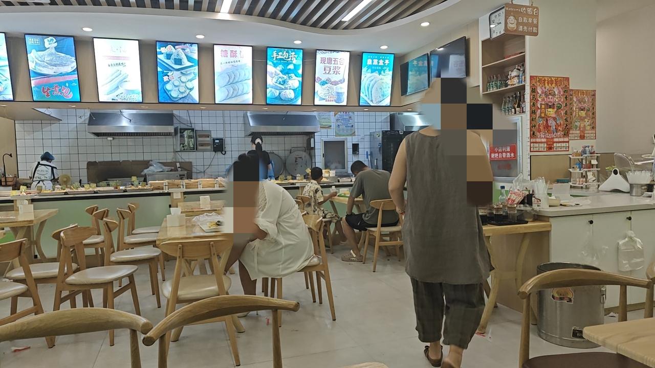 我跟71岁刘妈昨天早上去早餐店吃的饭，请注意，饭碗是我们自带的。不锈钢碗是队伍里