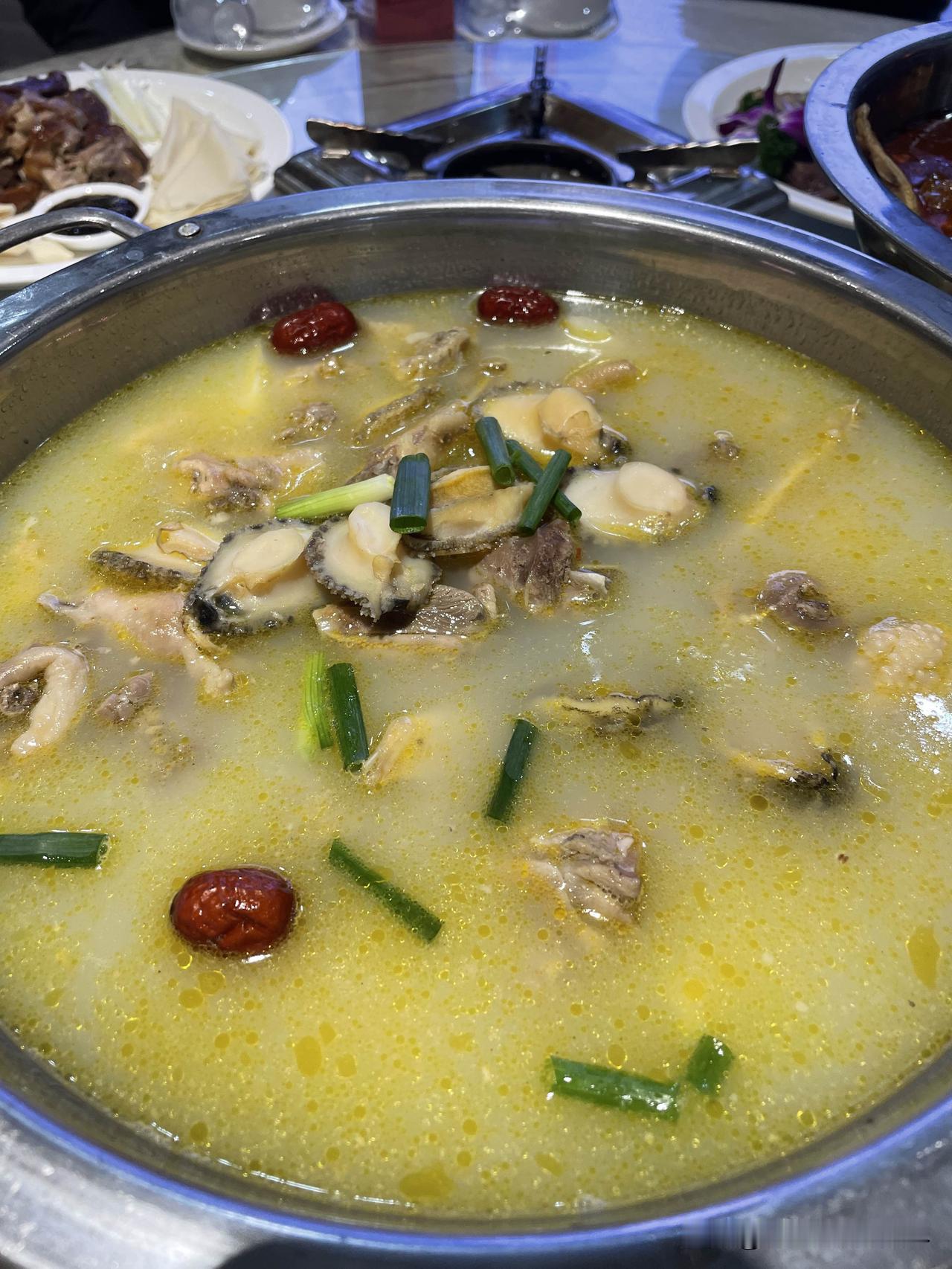 老婆今天花300块钱吃了顿升学宴，回家后我问她别人家孩子考了多少分，老婆说不知道