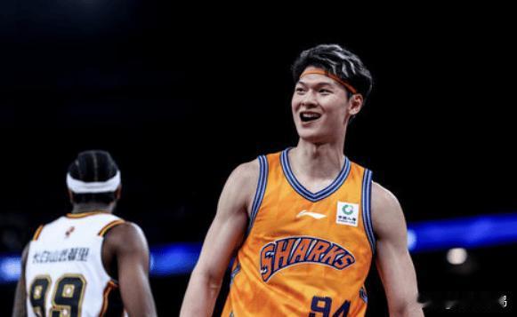 王哲林减重之后很强，14+13统治内线，还是国内优秀内线



王哲林表现很出色