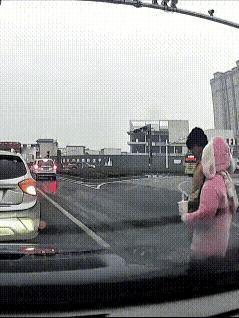 祖宗：我们在下面都快把人摇遍了，就为保这俩小祖宗！