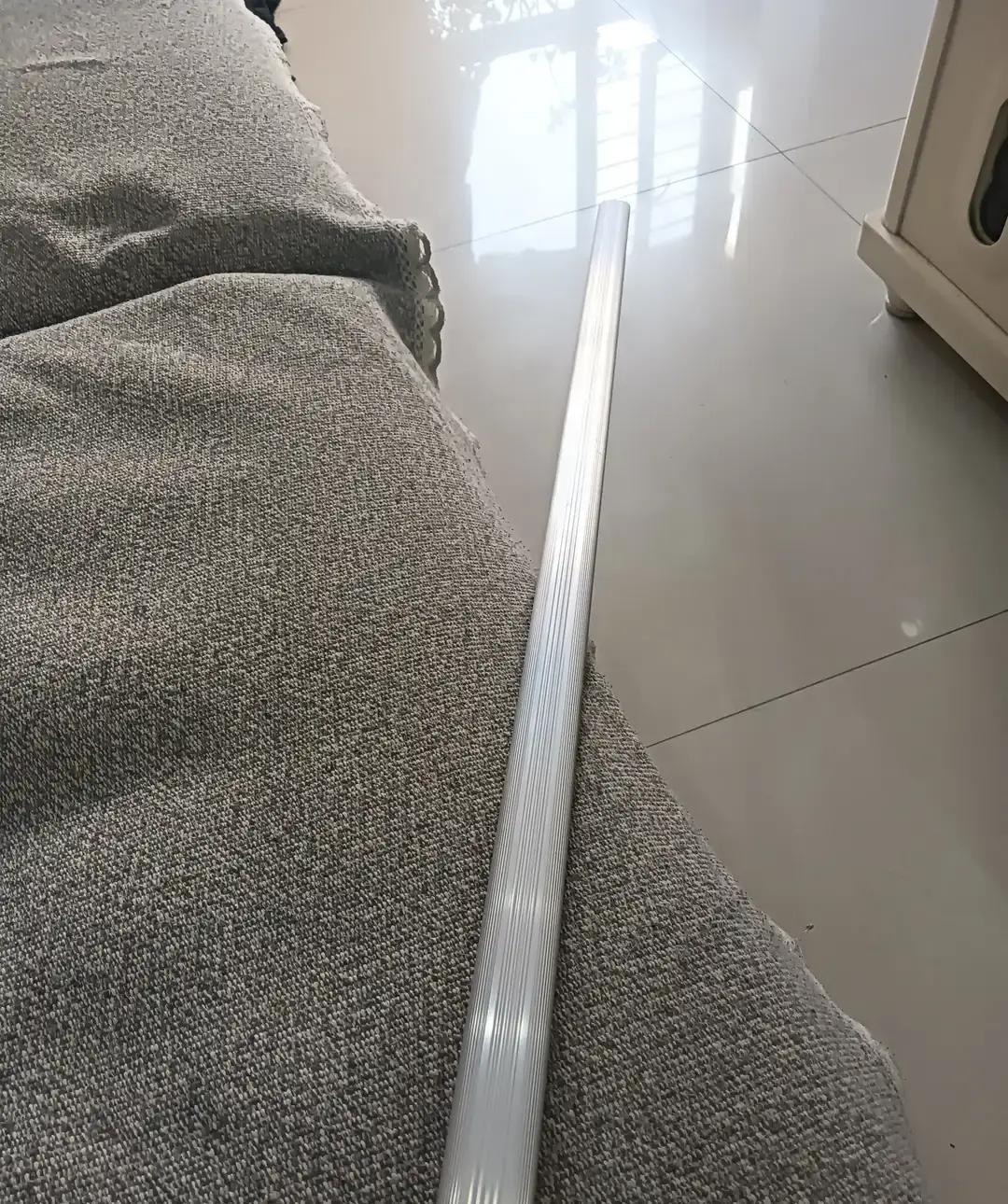 豆妈拍儿子写作业，下午四点才把人从床上薅起来，娃困得眼皮打架。

她嫌磨蹭，嗓门