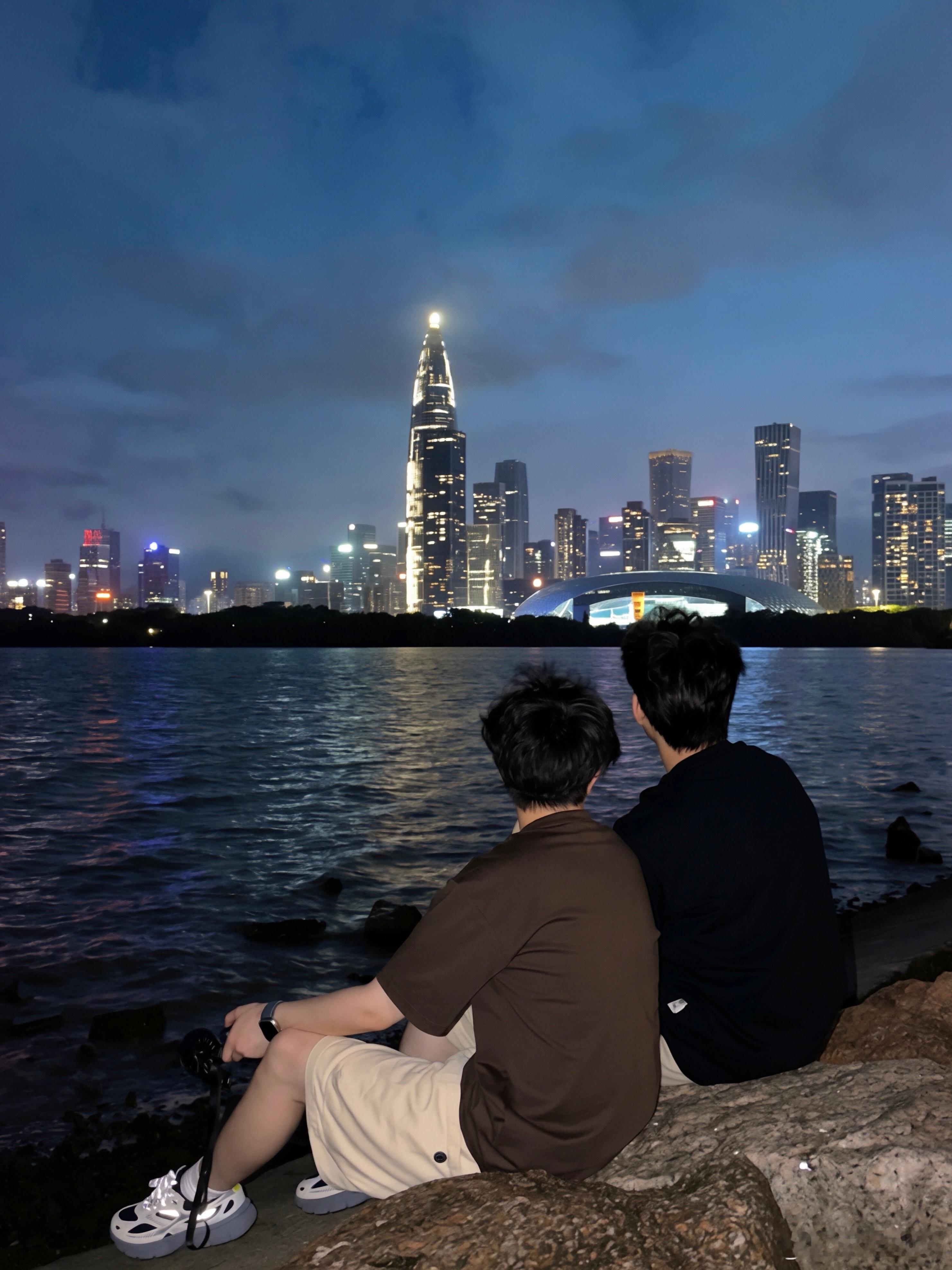 “太晚了…黑漆漆的海不好看吧？”“是让海看看我们。” 