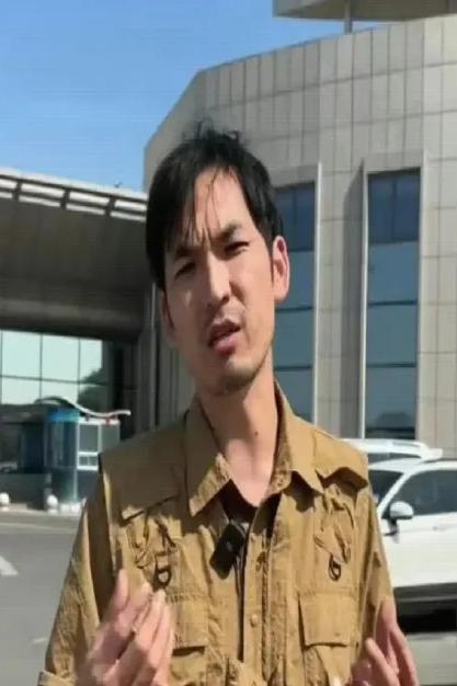 生财有道当网红，
打假赚钱回回赢。
媒体曝光相要挟，
违法商家敢不从？

敲诈勒