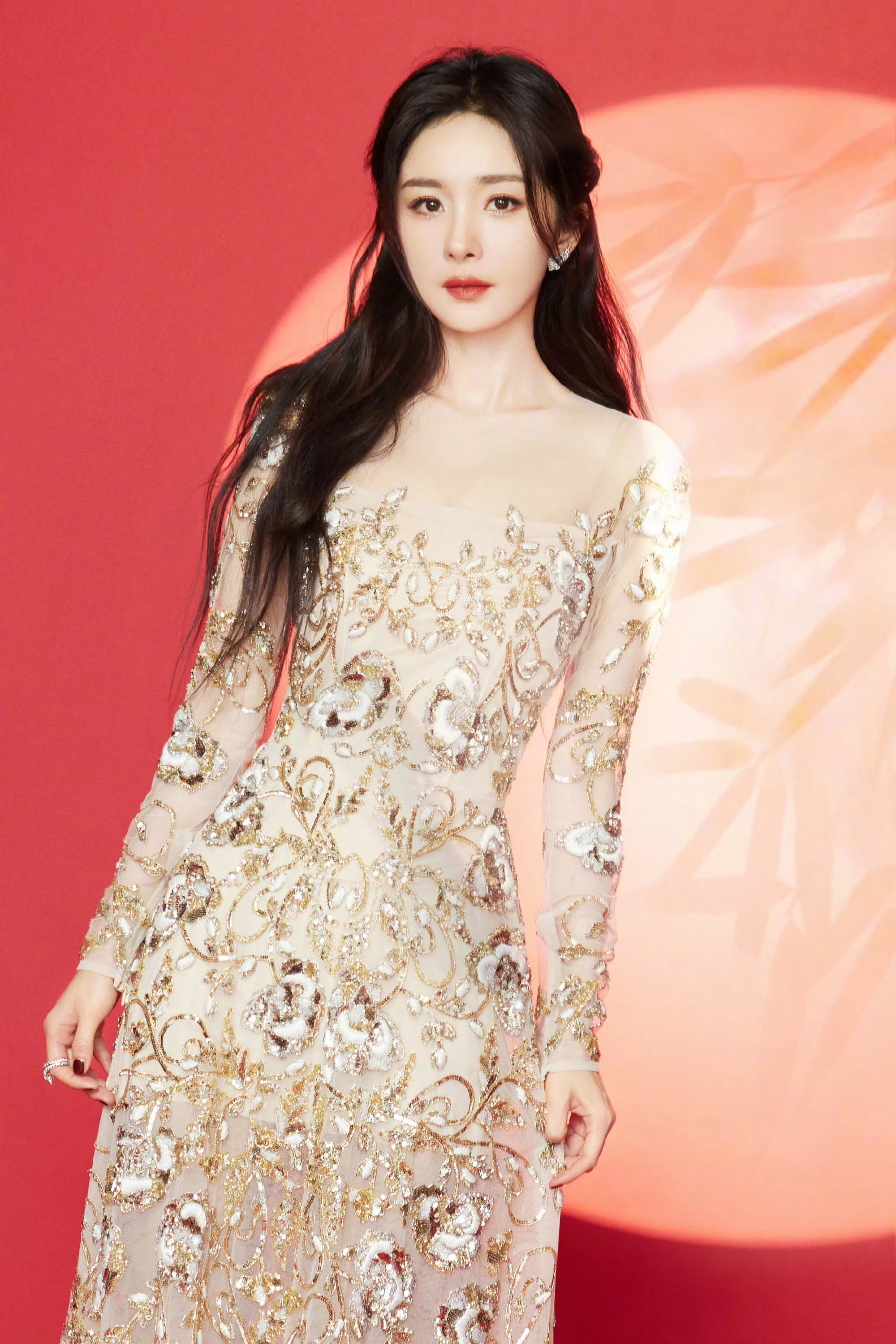 #杨幂小年贺图##杨幂金色刺绣纱裙#杨幂小年贺图🈶️金色刺绣纱裙+半扎发、好温