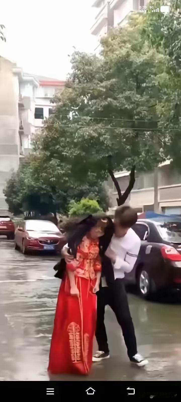 太心酸了！大喜之日竟变成彩礼拉锯战，看完真的让人瞬间破防。
 
本该风风光光出嫁