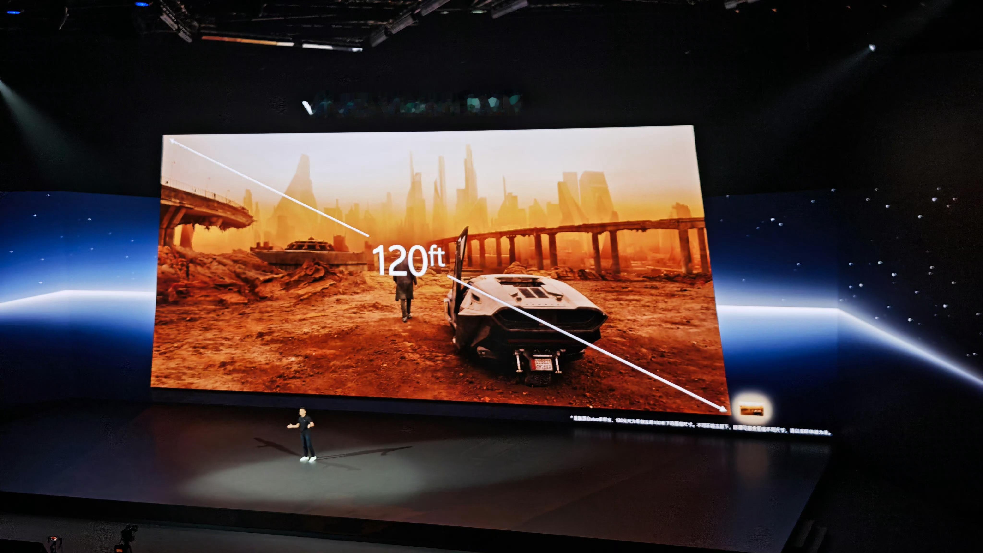 vivo Vision拥有上下左右180度的视野，以及堪比120英尺超大巨幕，配