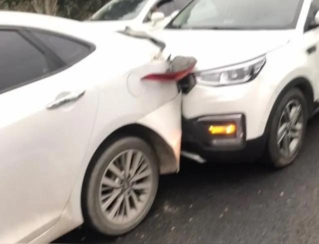 “遇到狠人了！”云南，女子停车整理东西，挡住停车场入口，后车打喇叭提醒，女子不仅