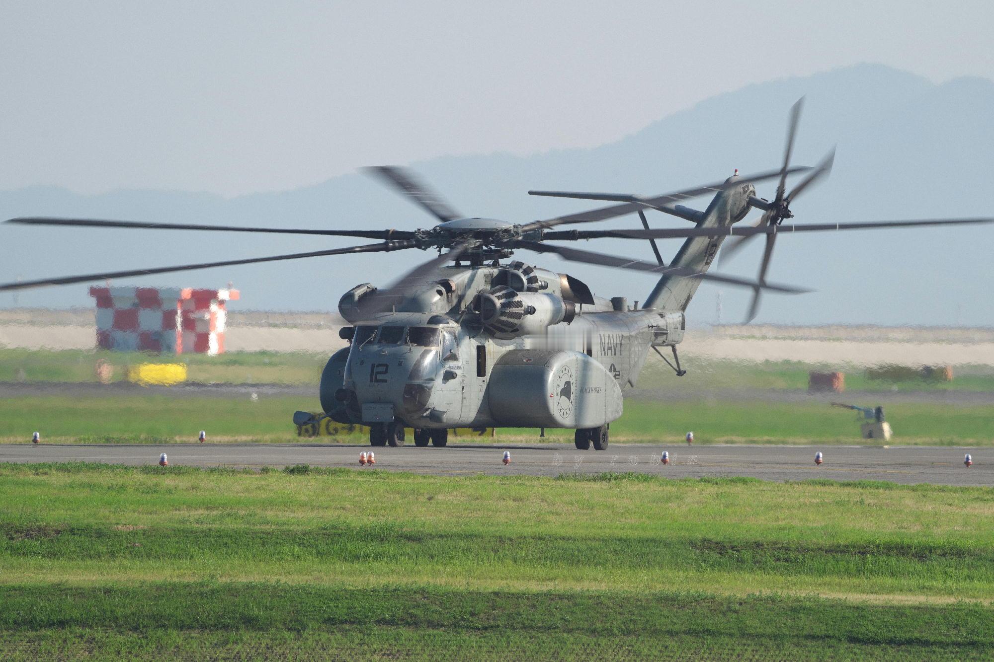 海军MH-53E海龙飞临岩国基地 ​​​