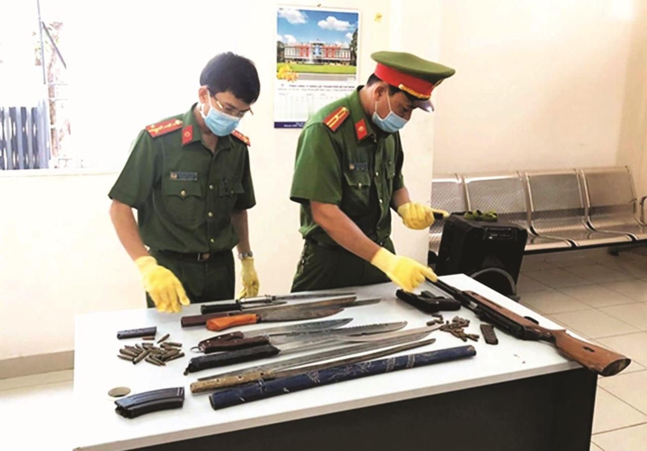 越南警方收缴的管制刀具和枪支