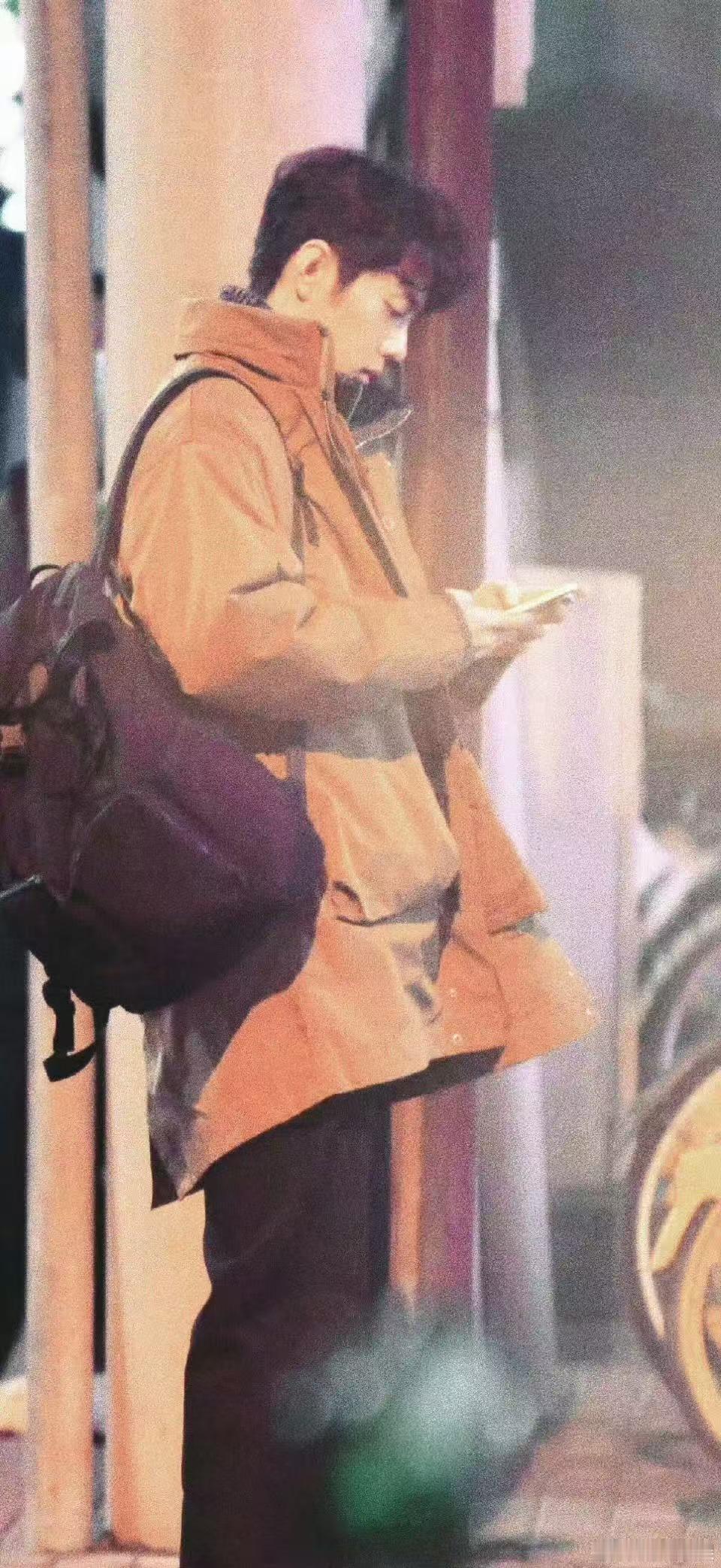 肖战公路片男主既视感，绝了，氛围感拉满 